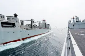 补给舰是如何给军舰补给的？长见识了视频封面