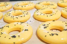 孩子们点名要吃甜甜圈，雨航用南瓜加面粉在家简单一做，没吃过瘾