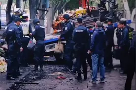 触目惊心！乌鲁木齐早市暴恐案现场首次公开，致39死90多伤视频封面