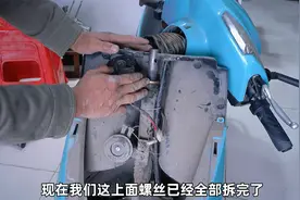 电动车行驶中方向左右摆动！不知道故障不要急，看修车师傅怎么说