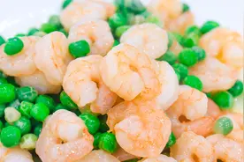 厨师长教你虾仁炒青豆的简单做法，虾仁滑嫩有技巧，清淡鲜味足