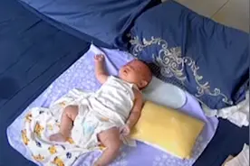 女子工作时看家中监控，2个月大女儿被奶奶锁家中哭1小时，心碎了视频封面