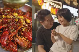 卖3吨小龙虾养女儿 8岁女儿怕他累到抢着干活视频封面