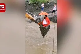 新人结婚路遇洪水坐挖机斗过河 网友：没挖掘机都不敢结婚