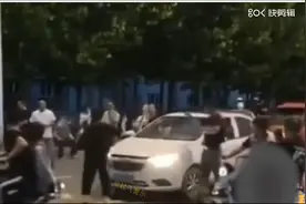 大妈路中跳广场舞挡住司机去路，司机处理方式太绝了视频封面