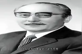 开国典礼上，一位头戴黑礼帽的年轻人站在毛泽东身后，他是谁？视频封面