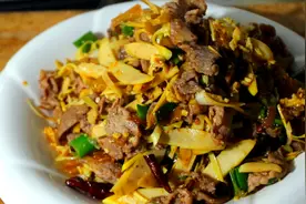 一道特色的“棕包炒肉”，吃后苦涩回甜，有一定的功效视频封面