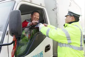 忘记带驾证被查车怎么办？先别急，拿出这个物品，交警主动放你走视频封面