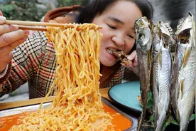 苗大姐挑战咸鱼火鸡面，有意想不到的结果，吃2包完全不够视频封面