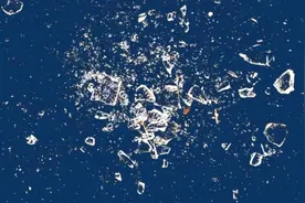 水杯打碎，地上的玻璃渣怎么清理？教你一招，地上玻璃渣立马消失视频封面