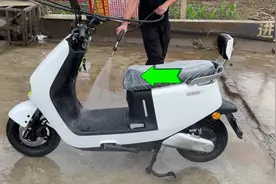 超适合女生骑行的一款电动摩托车绿源S10，带你看下防水测试实验视频封面
