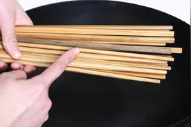 发霉的旧筷子，用水煮已经没用了，教你一招，洗得干净如新还除菌