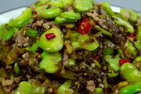 南京人这样搭配炒蚕豆，实在是太鲜美了，做法简单，全家人都爱吃视频封面
