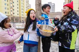 搞笑短剧：学霸用胶带把同学绑在树上，独自一人去打饭，什么情况视频封面