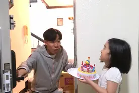 小女孩摆摊售卖冰淇淋，哥哥前来购买，冰淇淋可以直接用手抓吗？视频封面