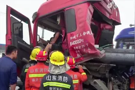 半挂车追尾小轿车，钢管顶穿驾驶室两人被困，临沂消防破拆救援视频封面