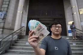 新版人民币能花出去吗？记者成都街头搞流通测试 自动售票机不认视频封面