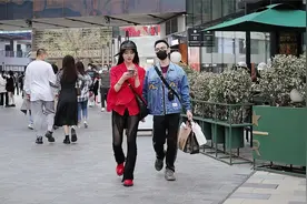 27度高温三里屯美女如何应对？短裙瑜伽裤红纱衣，时尚舒爽显气质视频封面