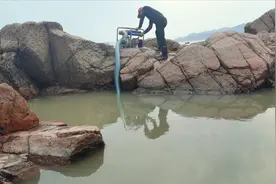 3米深水坑中隐藏着一条鲨鱼，恶斗许久终于拿下一只卖了200！视频封面