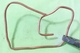 没有弯管器怎么弯铜管？空调师傅教我一招，徒手也能做出完美弧度