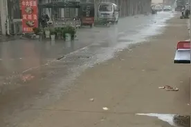 男子拍下局部雨奇观，一路之隔对面楼大雨他们这边没有：太偏心