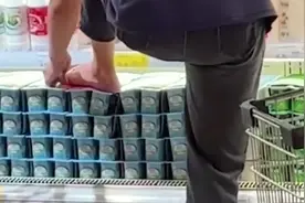 超市女导购脱袜踩冰柜酸奶上敷脚 店方：已开除 并销毁货物视频封面