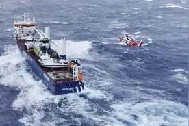 货船在20米巨浪中差点倾覆，看看海警如何极限救援，场面极度惊险视频封面