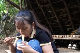 越南小姐姐野外生活，自己在野外打了一个露天浴室，便在野外洗澡