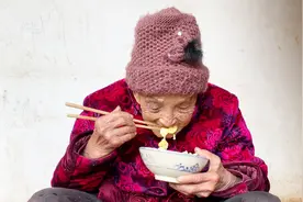 出嫁女回娘家，照顾95岁老母亲，看看女儿给老娘做了啥饭视频封面