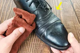 皮鞋别直接上油？偷学擦鞋店老板绝招，消除划痕光亮如新，真厉害视频封面