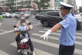 俩孩子“一前一后”，电动自行车违规载人存隐患视频封面