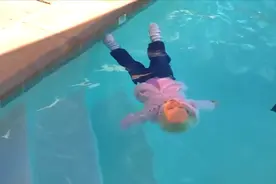 小女孩穿厚衣服练游泳，一脸轻松瞬间来了个完美自救，太厉害了视频封面