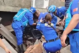 郑州婴儿废墟下获救背后：母亲已遇难，生前将其抛到安全地带视频封面