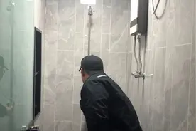 为方便公园内游客运动完冲澡 西安这座公共卫生间开了淋浴室视频封面