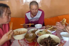 婆婆给怀孕儿媳做美食！烙饼又创新啥？金黄香脆，配猪排真香视频封面