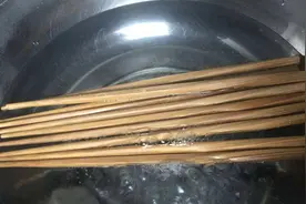 才发现，筷子用这种水泡一泡，一辈子都不怕发霉，可惜几乎没人懂