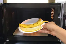 香蕉皮放微波炉里烤一烤，10个人里9个不知道，作用真是厉害了