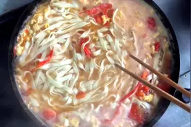 鸡蛋炝锅面怎样做才正宗，饭店大厨教你正确做法，上桌都被抢光了视频封面