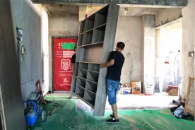 入户门旁边就是厨房，利用鞋柜与厨房隔开，这个办法太好了