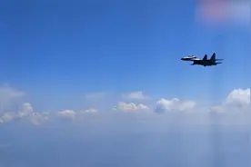 进入中国领空后两架歼11B护航 运20视角看战机护航伴飞迎接烈士视频封面