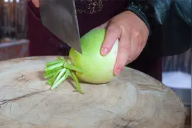 川菜老师傅用萝卜炒回锅肉 没放一点肉 味道媲美真回锅肉！视频封面