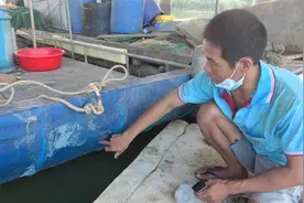 小池借同学家渔船开十多天，发现船头破一个洞，赶紧动起手来修补视频封面