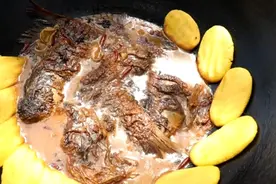 特色美食不错过，大厨教你制作铁锅炖大鱼视频封面