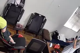 男孩爬转椅手扶墙壁下不来，裤子掉下求助妈妈，妈妈反应太可爱视频封面