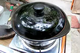 妹子用两条“海蛇”干做菜，不煎不炒不炸，开锅那一刻，美味极了