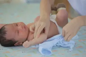 如何给新生儿换衣服？金牌月嫂这样穿既简单又快捷，新手宝妈最爱视频封面