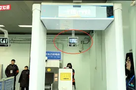 北京地铁阜成门站装了人脸识别安检门，乘客“刷脸”进站｜新京报视频封面