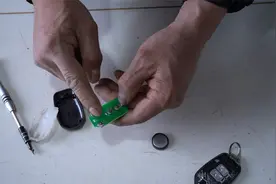电动车遥控器按键不灵怎么办？一招让你自己在家轻松搞定！视频封面