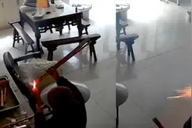 奶奶误把烟花当成香点，手拿烟花全程淡定：最后把烟花插进香炉了