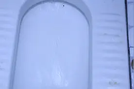 厕所便池污垢很难清洗？一个简单方法，轻松刷干净，关键还没异味视频封面